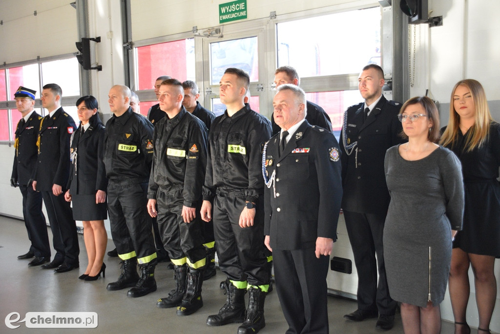 Uroczysta zbiórka z okazji oficjalnego przekazania dwóch pojazdów dla KP PSP w Chełmnie