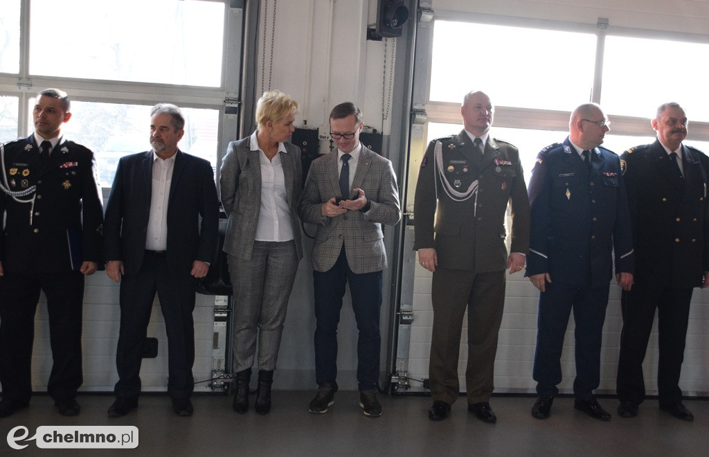 Uroczysta zbiórka z okazji oficjalnego przekazania dwóch pojazdów dla KP PSP w Chełmnie