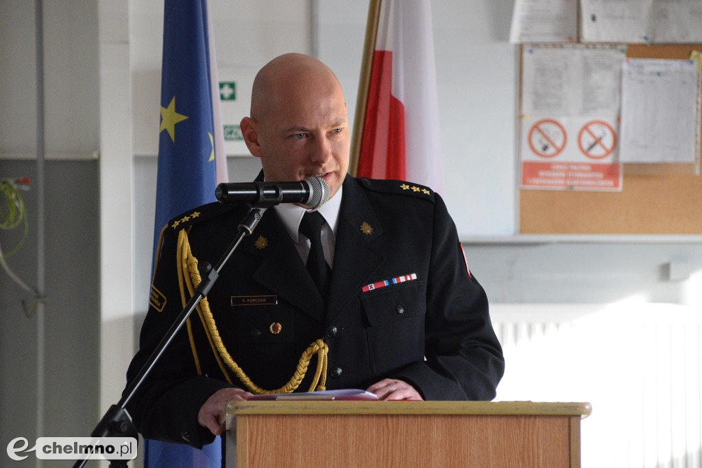 Uroczysta zbiórka z okazji oficjalnego przekazania dwóch pojazdów dla KP PSP w Chełmnie