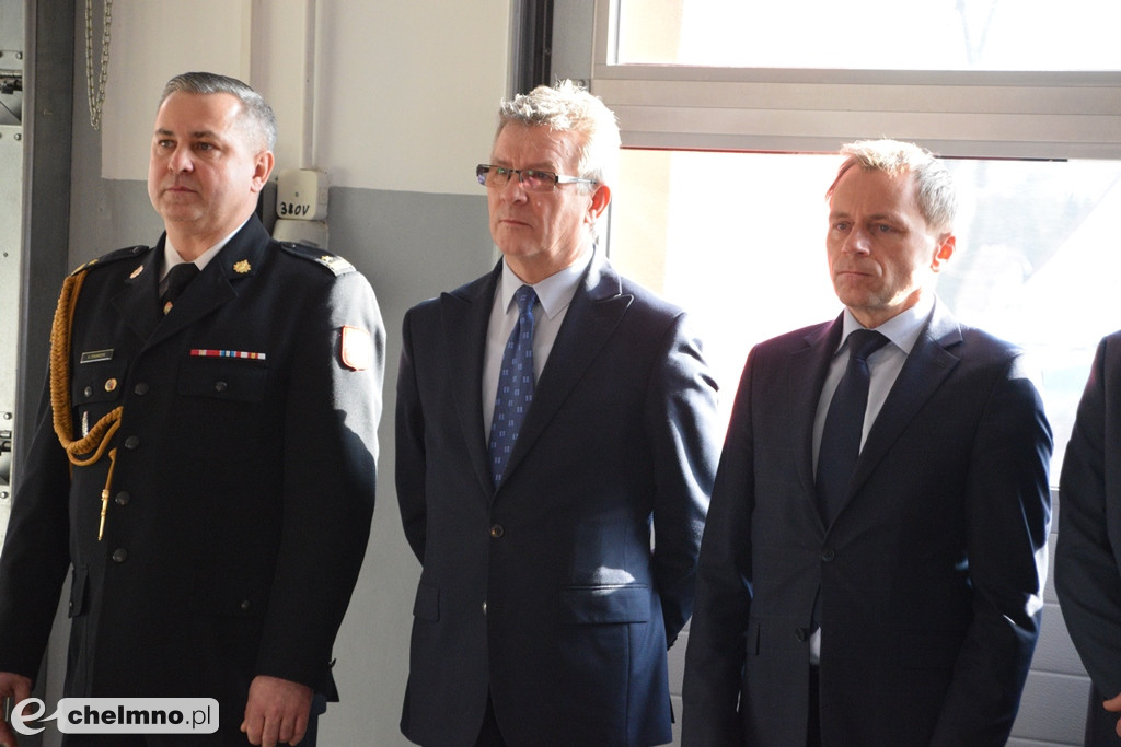 Uroczysta zbiórka z okazji oficjalnego przekazania dwóch pojazdów dla KP PSP w Chełmnie