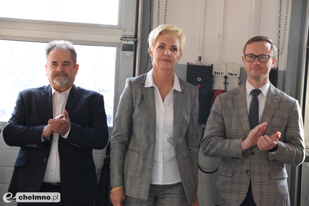 Uroczysta zbiórka z okazji oficjalnego przekazania dwóch pojazdów dla KP PSP w Chełmnie