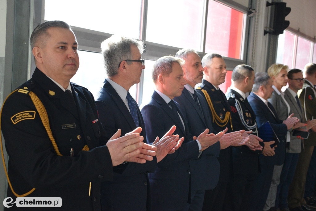 Uroczysta zbiórka z okazji oficjalnego przekazania dwóch pojazdów dla KP PSP w Chełmnie