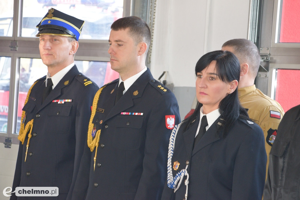Uroczysta zbiórka z okazji oficjalnego przekazania dwóch pojazdów dla KP PSP w Chełmnie
