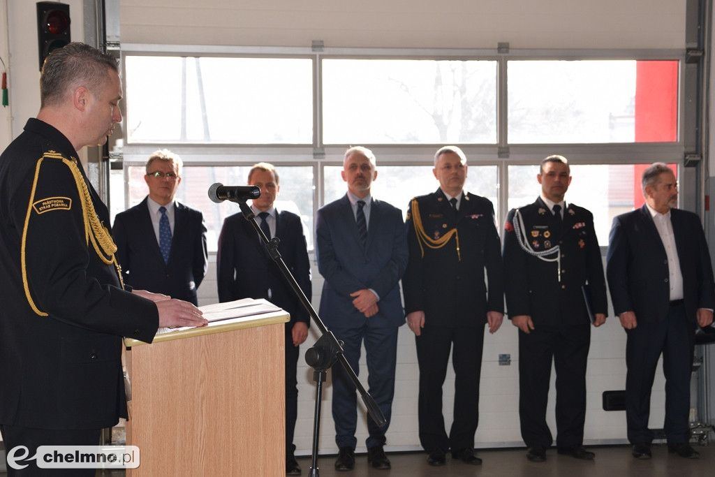Uroczysta zbiórka z okazji oficjalnego przekazania dwóch pojazdów dla KP PSP w Chełmnie