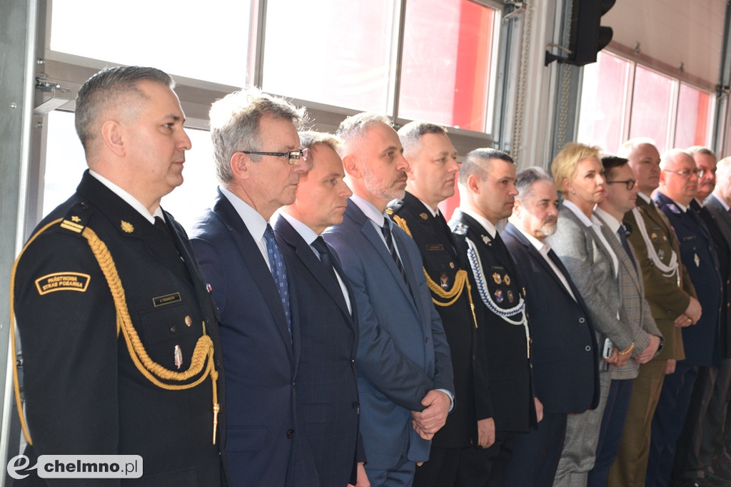 Uroczysta zbiórka z okazji oficjalnego przekazania dwóch pojazdów dla KP PSP w Chełmnie