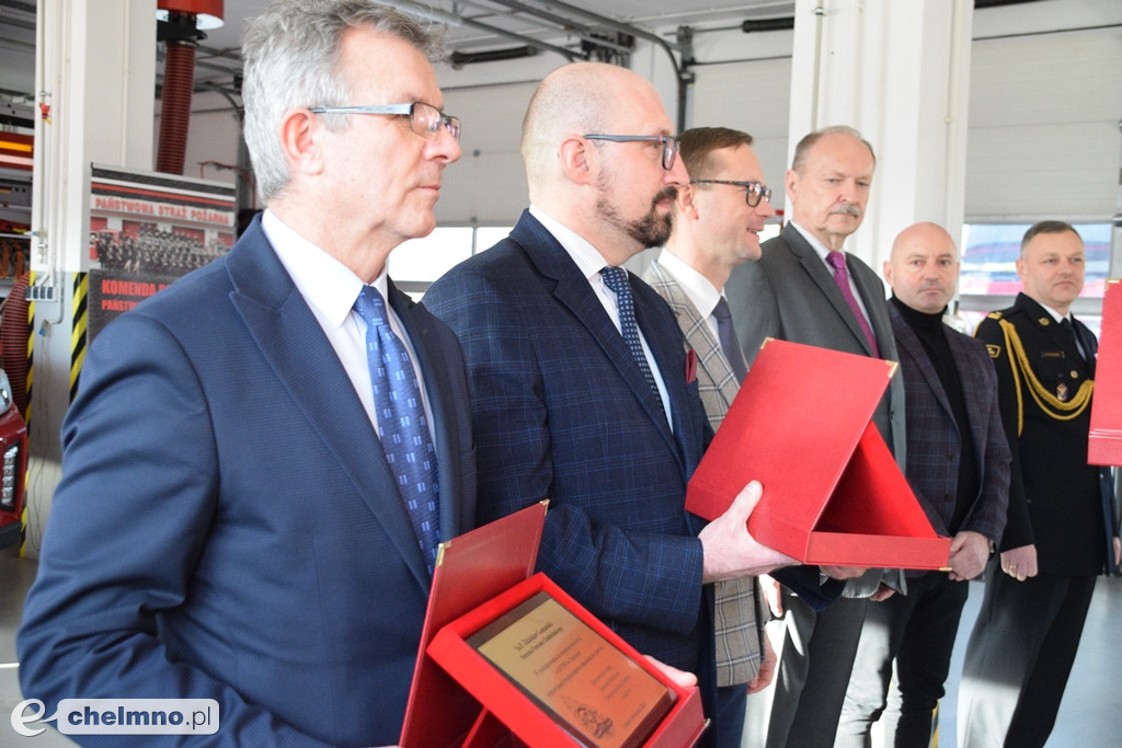 Uroczysta zbiórka z okazji oficjalnego przekazania dwóch pojazdów dla KP PSP w Chełmnie
