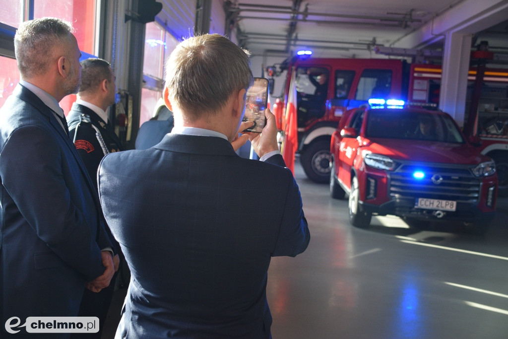 Uroczysta zbiórka z okazji oficjalnego przekazania dwóch pojazdów dla KP PSP w Chełmnie