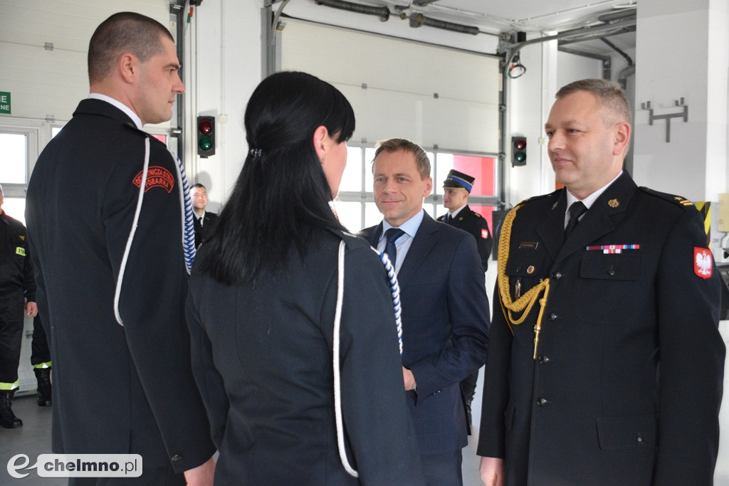 Uroczysta zbiórka z okazji oficjalnego przekazania dwóch pojazdów dla KP PSP w Chełmnie
