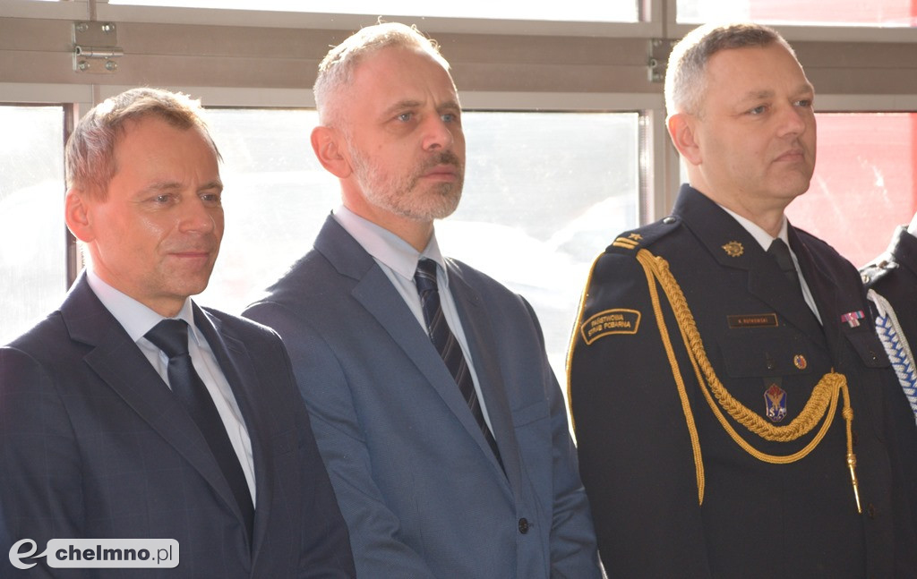 Uroczysta zbiórka z okazji oficjalnego przekazania dwóch pojazdów dla KP PSP w Chełmnie