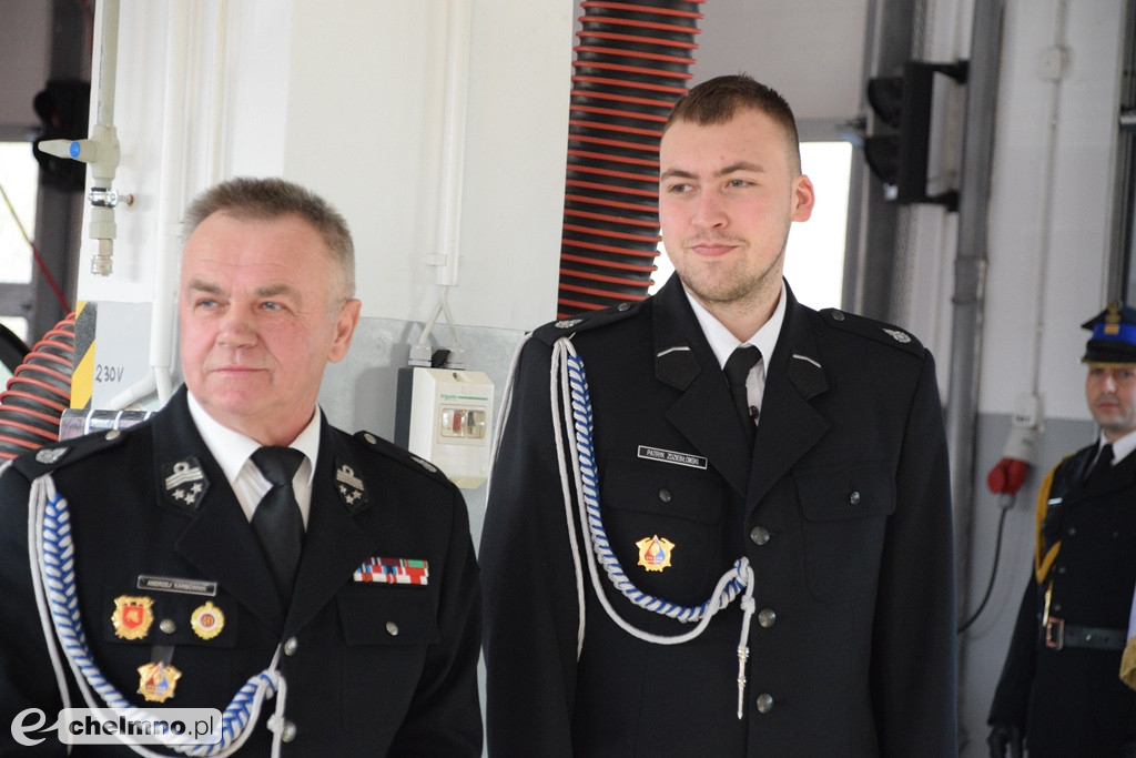 Uroczysta zbiórka z okazji oficjalnego przekazania dwóch pojazdów dla KP PSP w Chełmnie