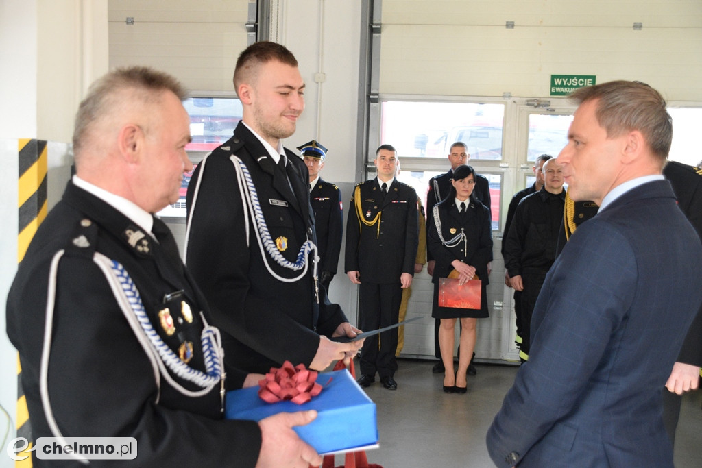 Uroczysta zbiórka z okazji oficjalnego przekazania dwóch pojazdów dla KP PSP w Chełmnie