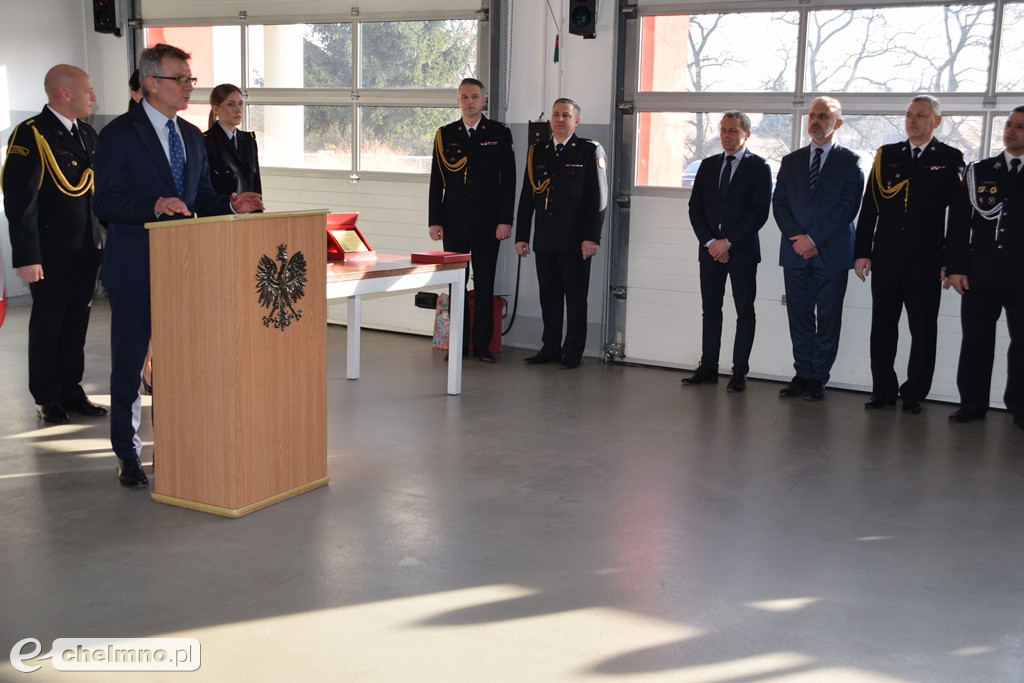 Uroczysta zbiórka z okazji oficjalnego przekazania dwóch pojazdów dla KP PSP w Chełmnie