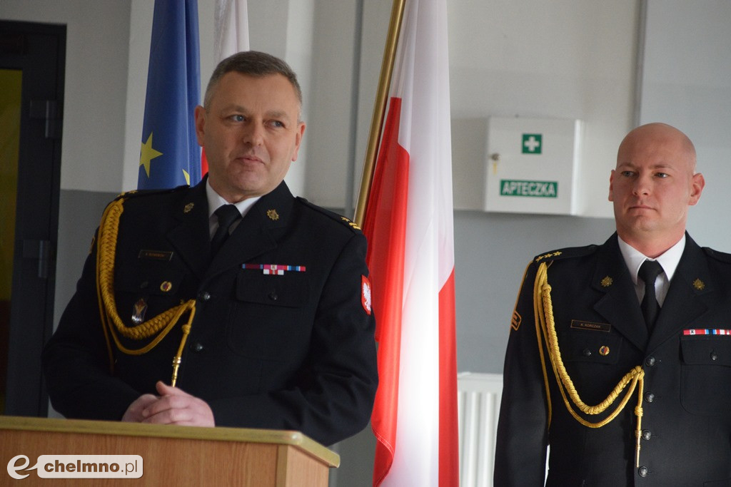 Uroczysta zbiórka z okazji oficjalnego przekazania dwóch pojazdów dla KP PSP w Chełmnie