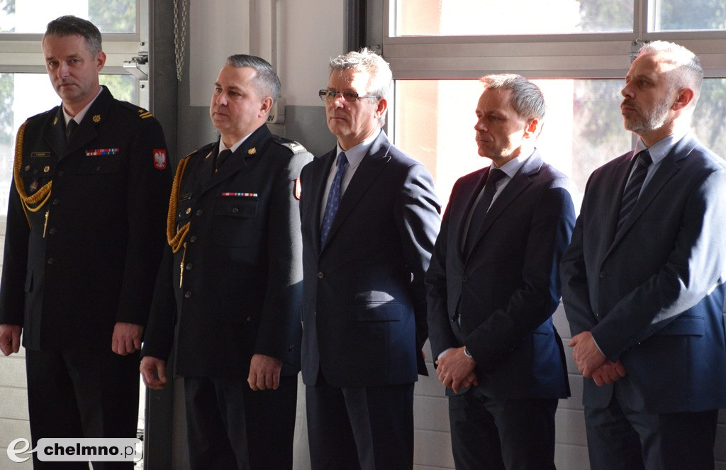 Uroczysta zbiórka z okazji oficjalnego przekazania dwóch pojazdów dla KP PSP w Chełmnie