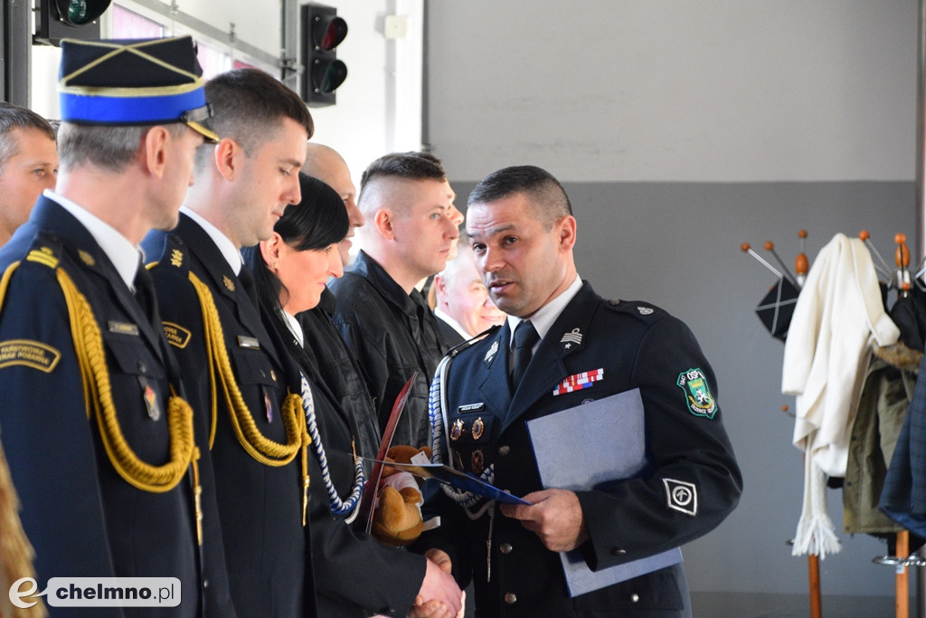 Uroczysta zbiórka z okazji oficjalnego przekazania dwóch pojazdów dla KP PSP w Chełmnie