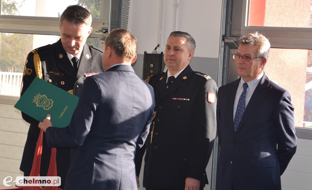 Uroczysta zbiórka z okazji oficjalnego przekazania dwóch pojazdów dla KP PSP w Chełmnie