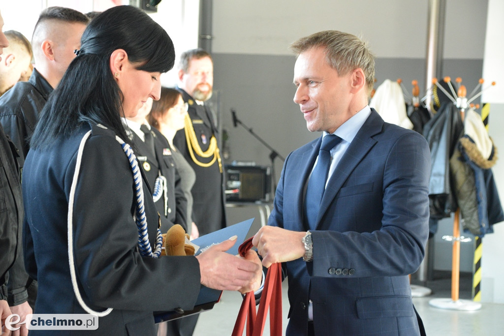 Uroczysta zbiórka z okazji oficjalnego przekazania dwóch pojazdów dla KP PSP w Chełmnie