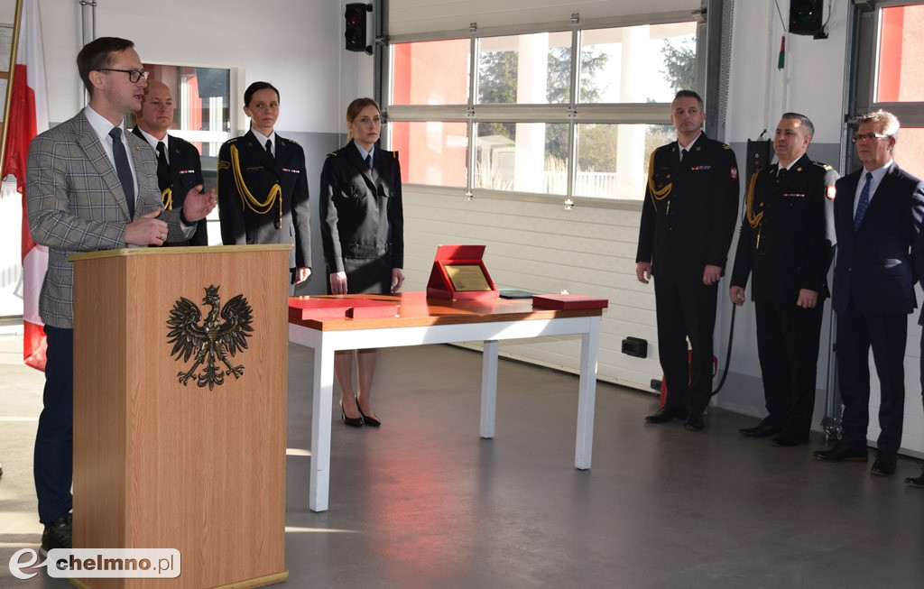Uroczysta zbiórka z okazji oficjalnego przekazania dwóch pojazdów dla KP PSP w Chełmnie
