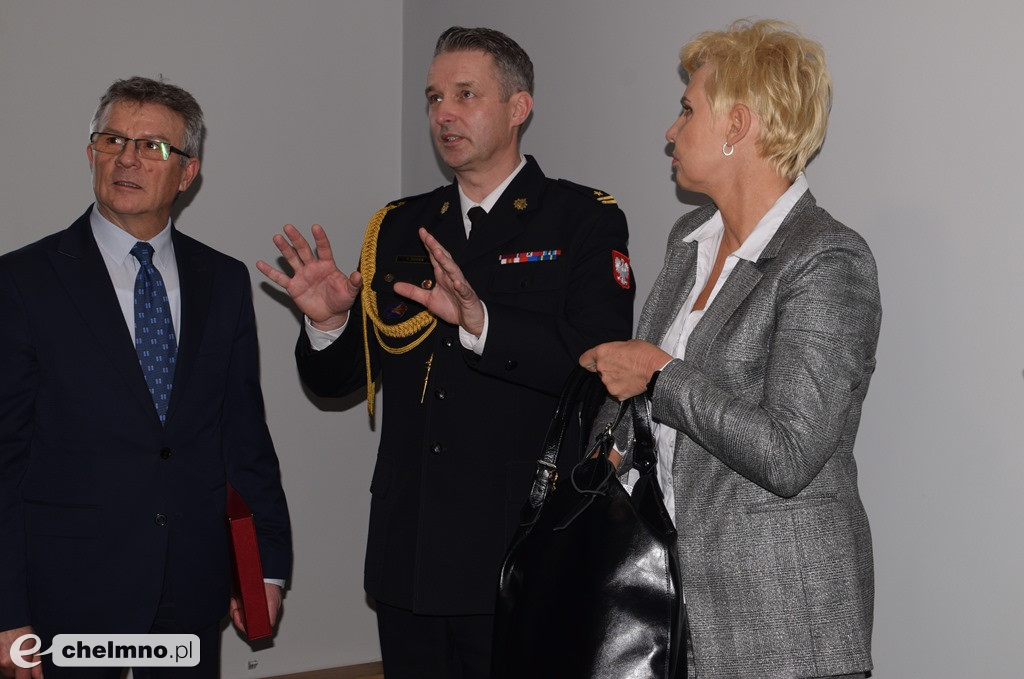 Uroczysta zbiórka z okazji oficjalnego przekazania dwóch pojazdów dla KP PSP w Chełmnie