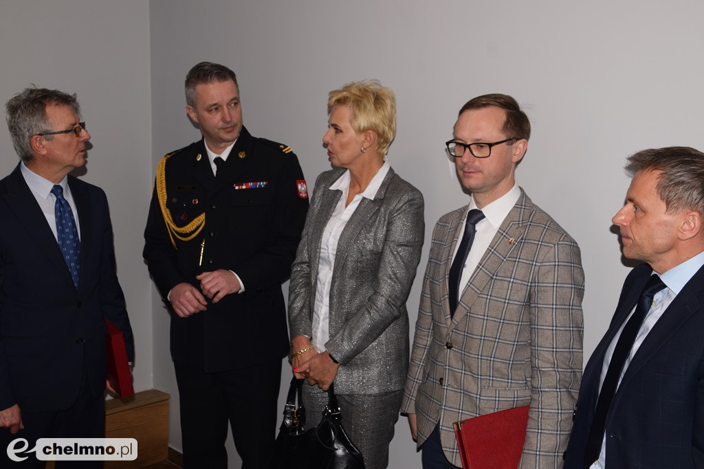 Uroczysta zbiórka z okazji oficjalnego przekazania dwóch pojazdów dla KP PSP w Chełmnie