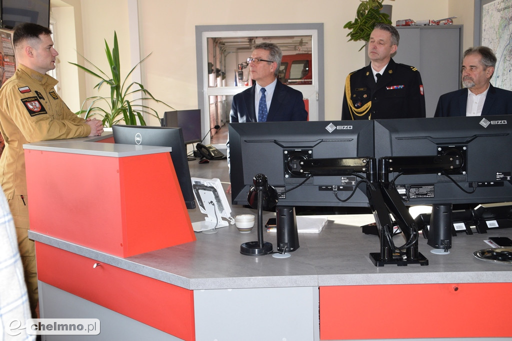 Uroczysta zbiórka z okazji oficjalnego przekazania dwóch pojazdów dla KP PSP w Chełmnie