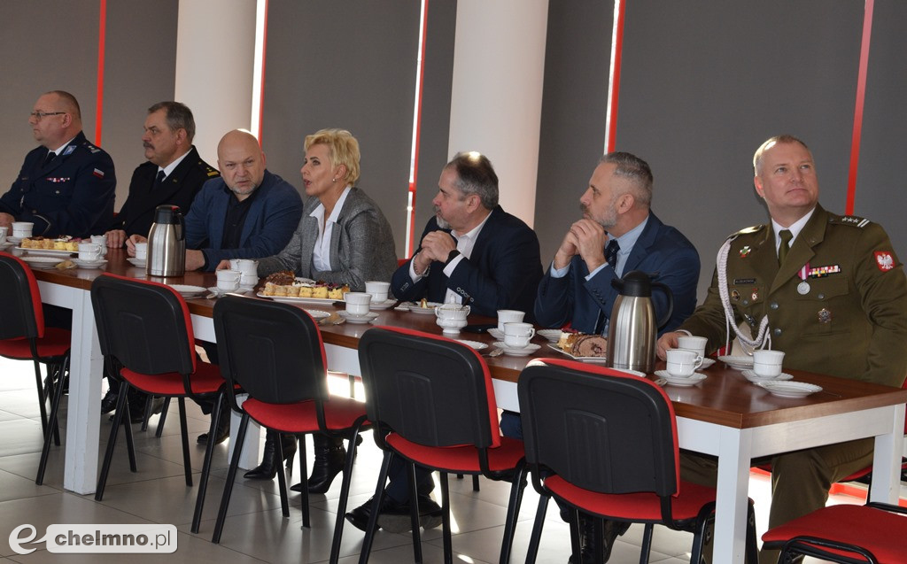 Uroczysta zbiórka z okazji oficjalnego przekazania dwóch pojazdów dla KP PSP w Chełmnie