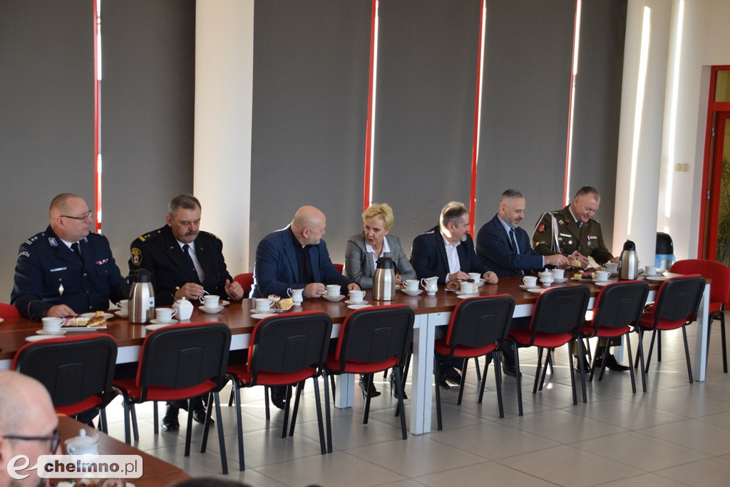 Uroczysta zbiórka z okazji oficjalnego przekazania dwóch pojazdów dla KP PSP w Chełmnie