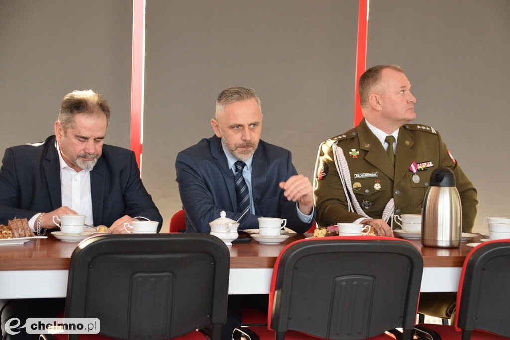 Uroczysta zbiórka z okazji oficjalnego przekazania dwóch pojazdów dla KP PSP w Chełmnie