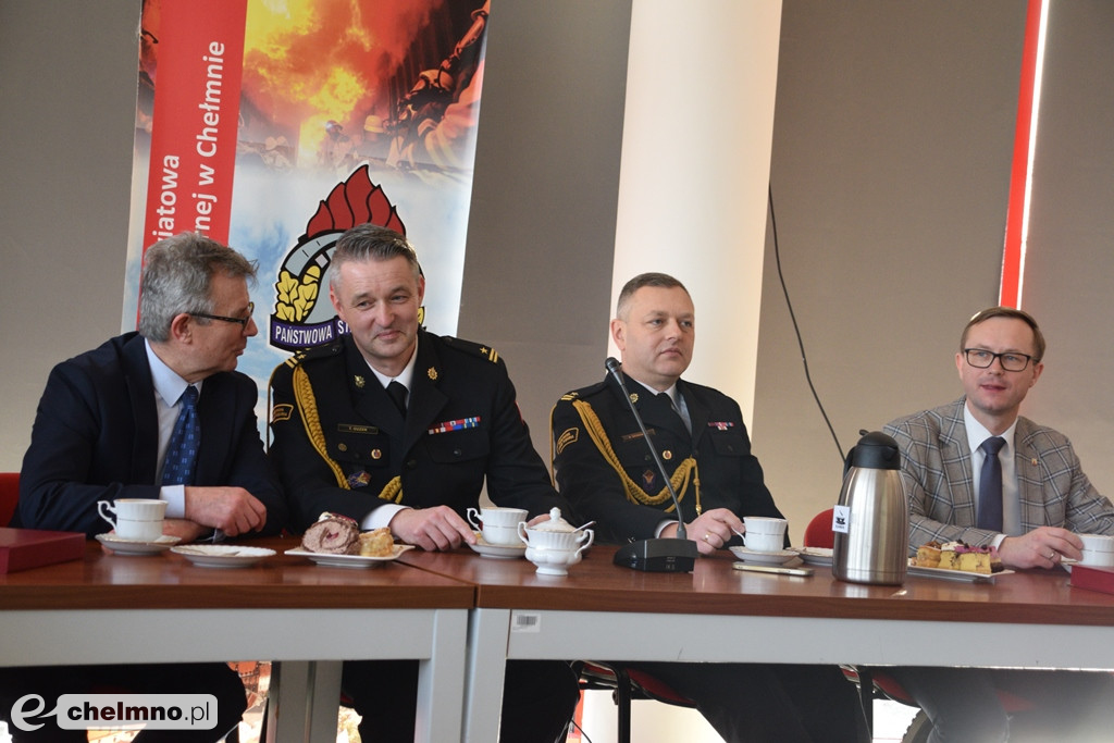 Uroczysta zbiórka z okazji oficjalnego przekazania dwóch pojazdów dla KP PSP w Chełmnie