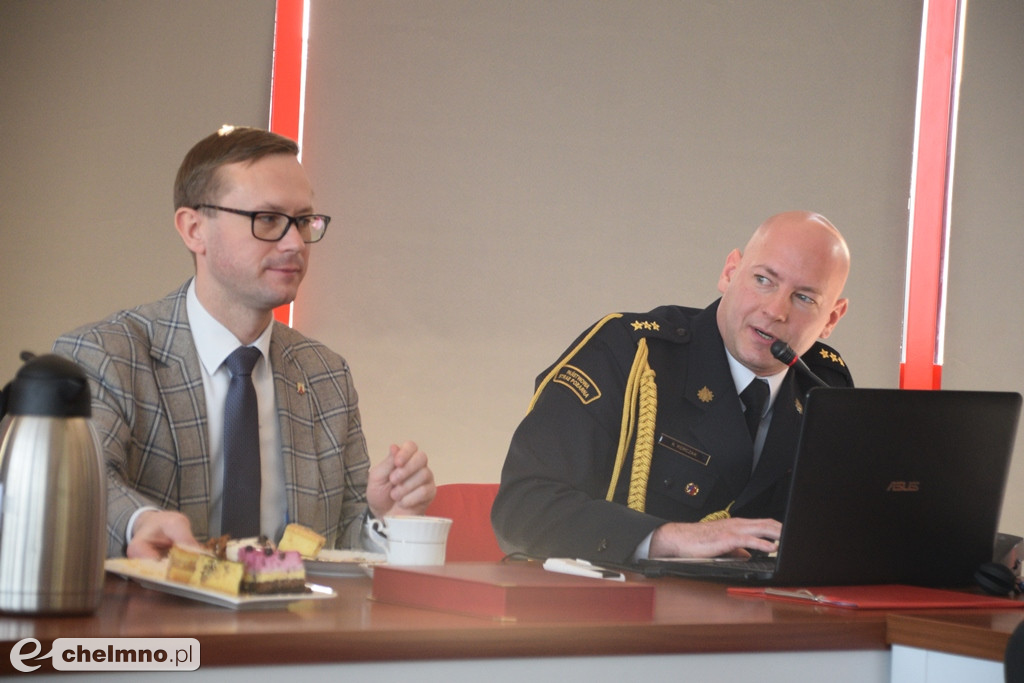 Uroczysta zbiórka z okazji oficjalnego przekazania dwóch pojazdów dla KP PSP w Chełmnie