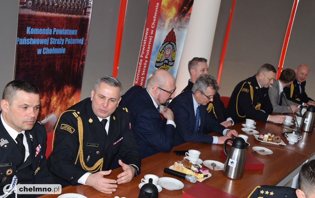 Uroczysta zbiórka z okazji oficjalnego przekazania dwóch pojazdów dla KP PSP w Chełmnie