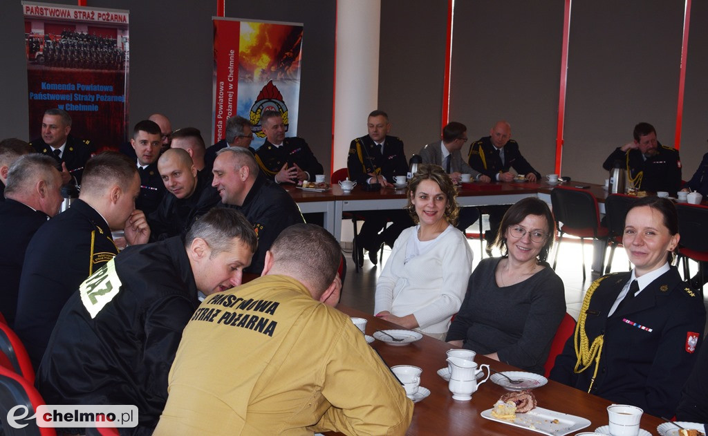 Uroczysta zbiórka z okazji oficjalnego przekazania dwóch pojazdów dla KP PSP w Chełmnie