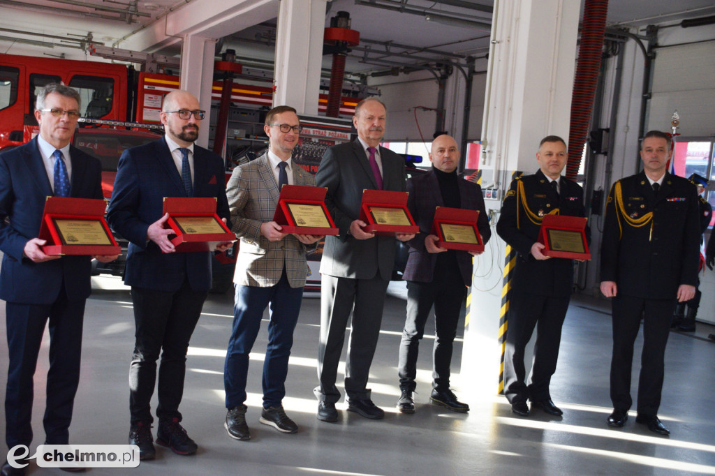 Uroczysta zbiórka z okazji oficjalnego przekazania dwóch pojazdów dla KP PSP w Chełmnie