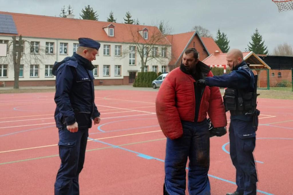 Szkolenie policyjnych psów pod okiem uczniów z Podwieska