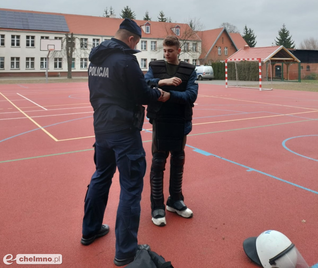 Szkolenie policyjnych psów pod okiem uczniów z Podwieska
