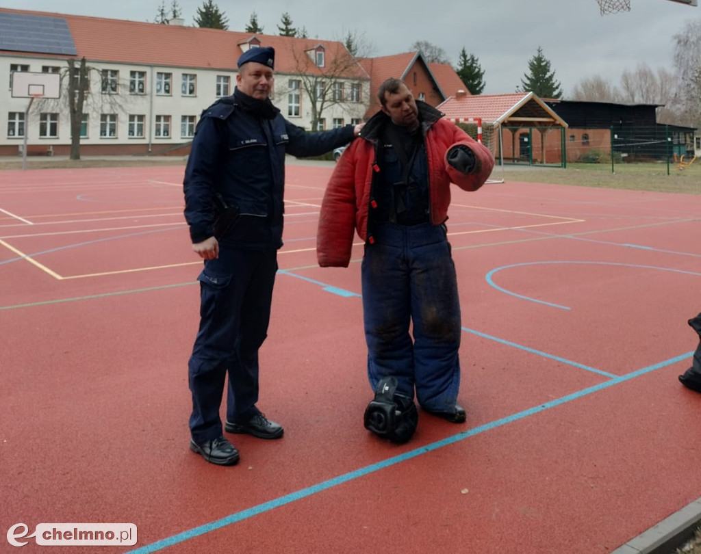 Szkolenie policyjnych psów pod okiem uczniów z Podwieska