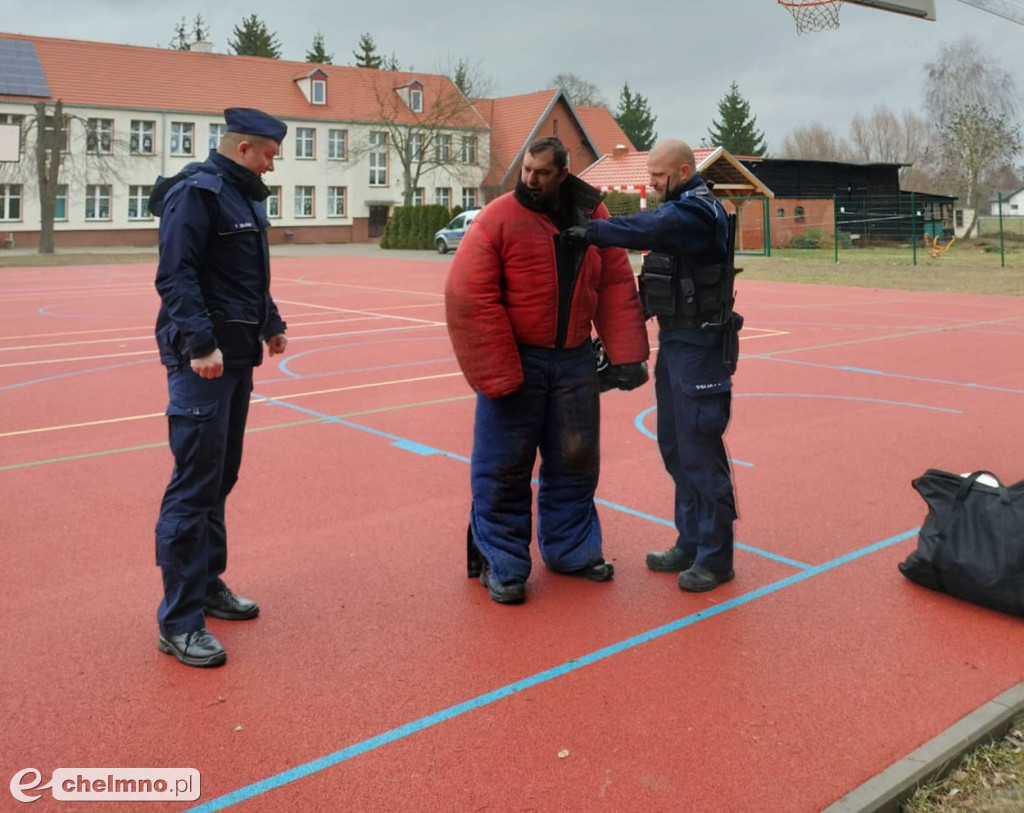 Szkolenie policyjnych psów pod okiem uczniów z Podwieska