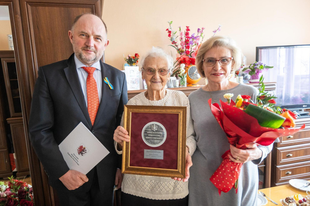 Medal marszałka dla pani Wiktorii z Torunia