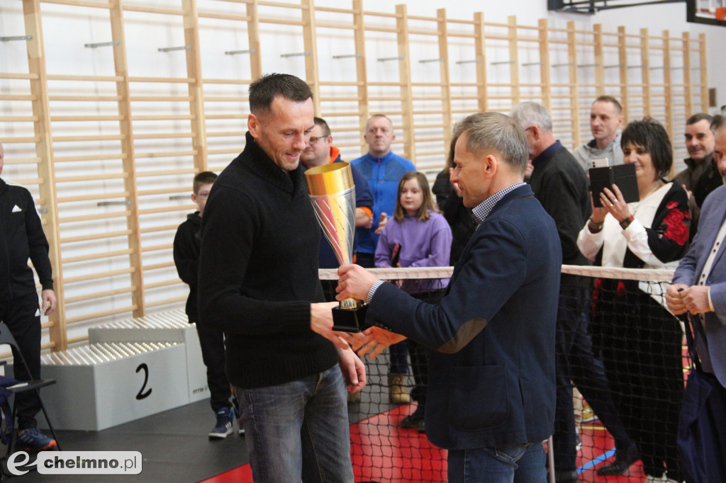 Bartosz Siemieniecki z pucharem Burmistrza Miasta Chełmna w Tenisie
