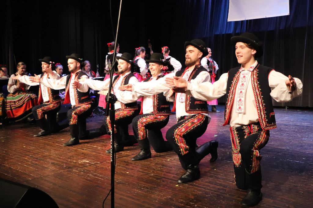 Świętowano Dzień Kobiet z zespołem ludowym