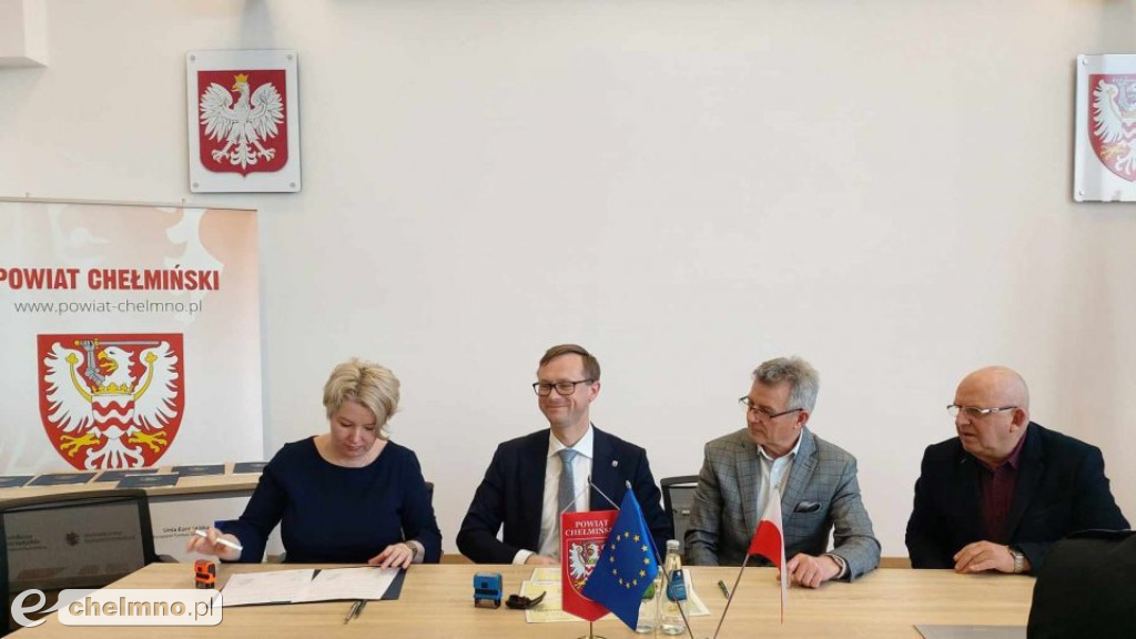 Podpisanie umów w sprawie przekazania przez Powiat Chełmiński...
