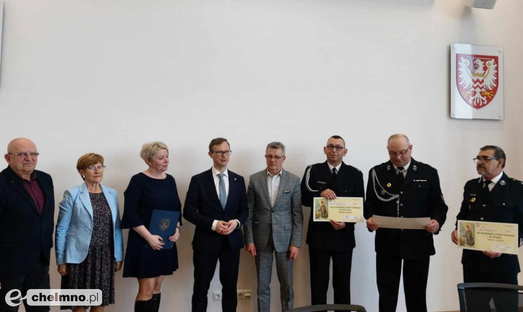 Podpisanie umów w sprawie przekazania przez Powiat Chełmiński...