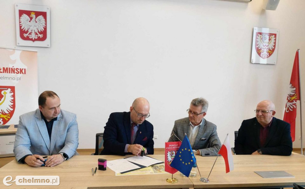Podpisanie umów w sprawie przekazania przez Powiat Chełmiński...