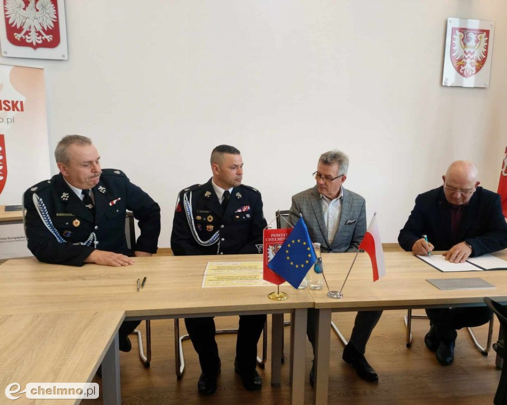 Podpisanie umów w sprawie przekazania przez Powiat Chełmiński...