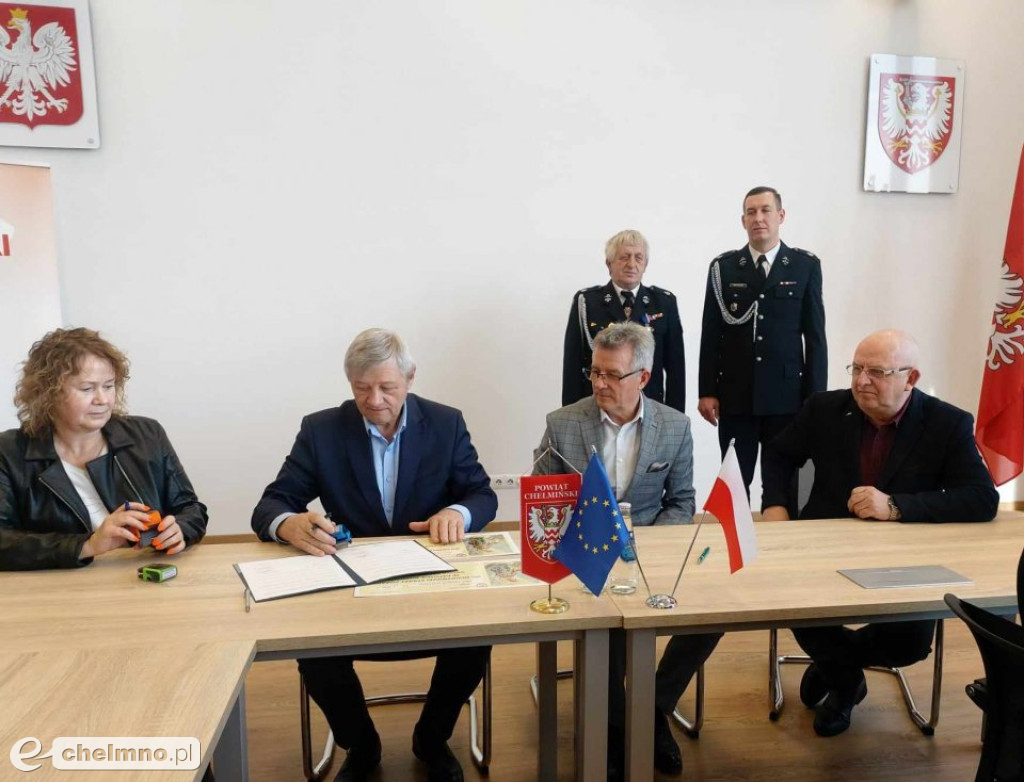 Podpisanie umów w sprawie przekazania przez Powiat Chełmiński...