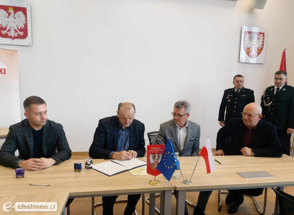 Podpisanie umów w sprawie przekazania przez Powiat Chełmiński...