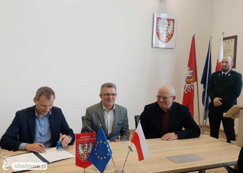 Podpisanie umów w sprawie przekazania przez Powiat Chełmiński...