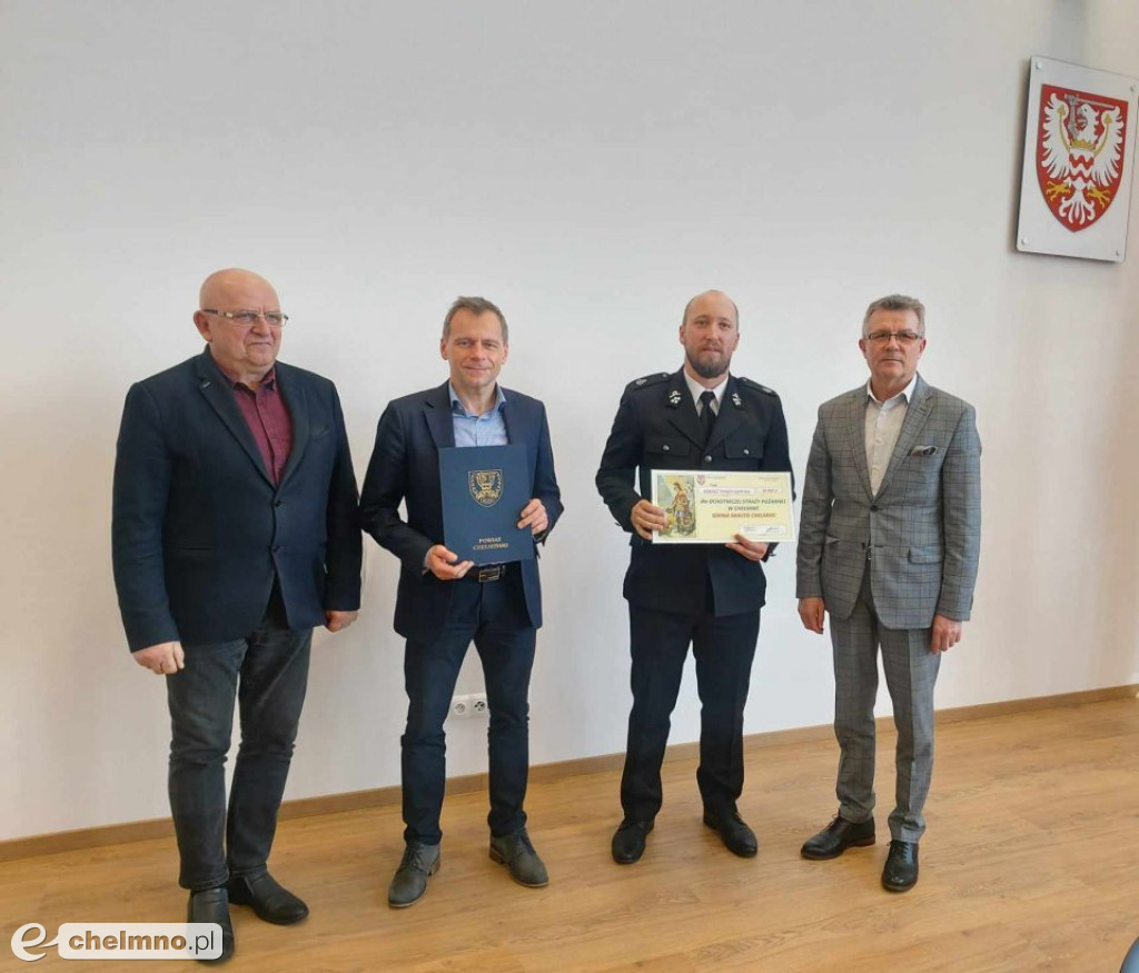 Podpisanie umów w sprawie przekazania przez Powiat Chełmiński...