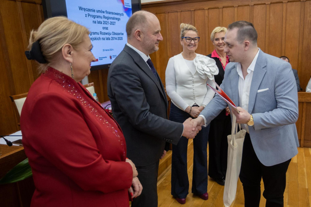 Środki unijne na politykę społeczną, biznes i innowacje