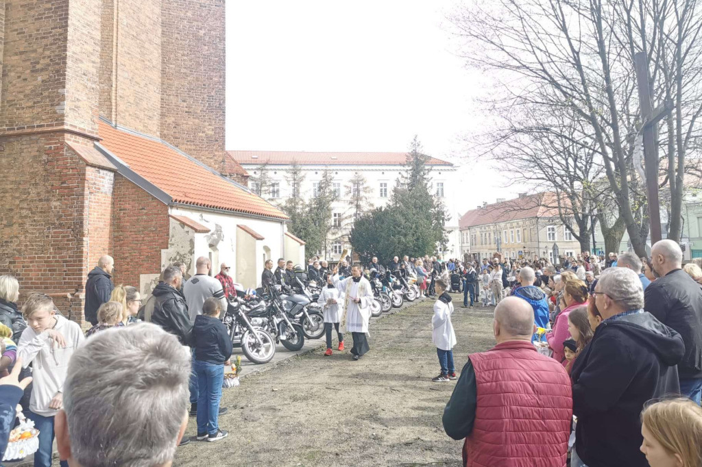 Mieszkańcy Chełmna święcili pokarmy - tradycyjnie w kościele i nietypowo przed świątynią